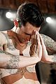 adam levine debuts giant new back tattoo 02