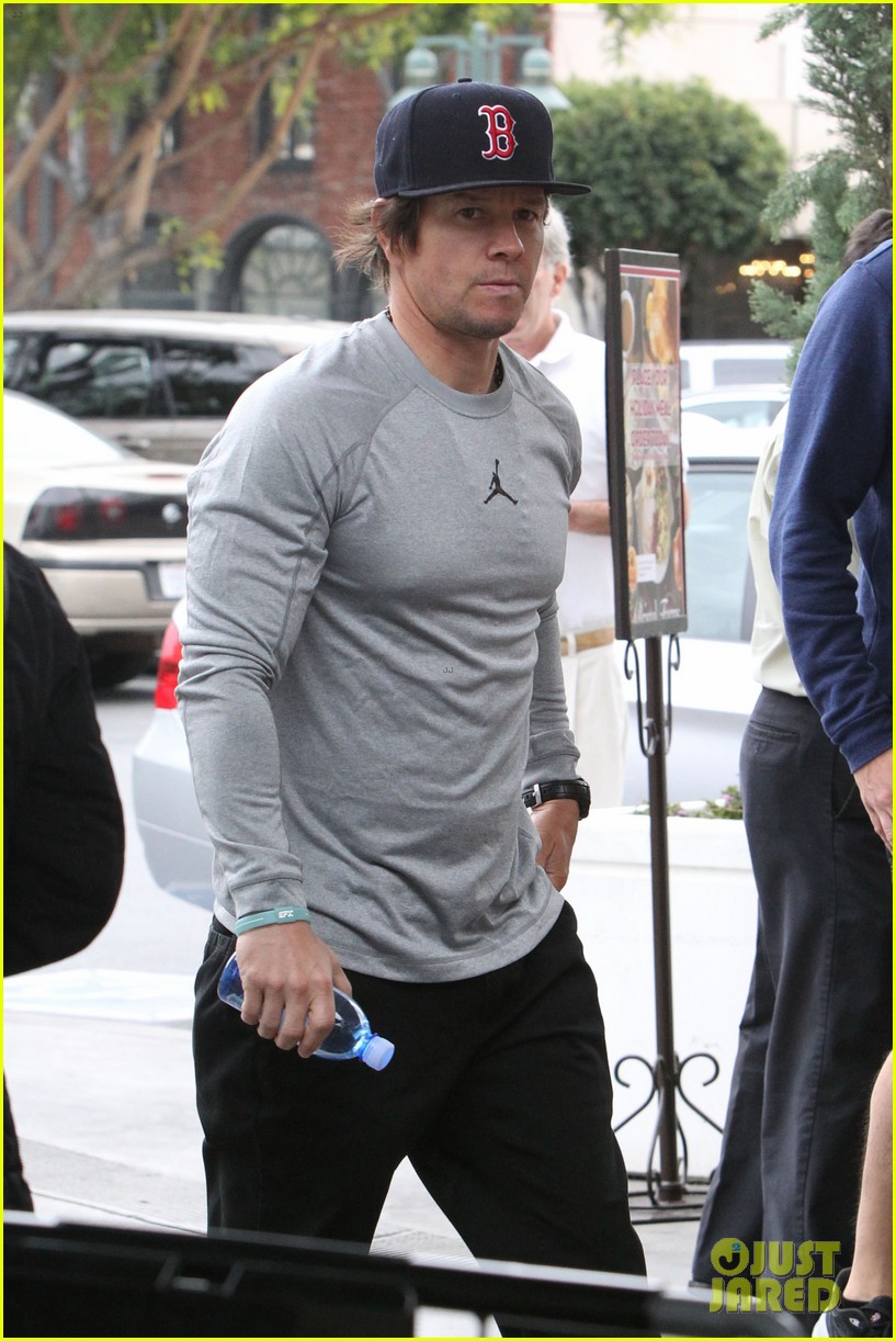 mark wahlberg bulges out of shirt with gma 093509945