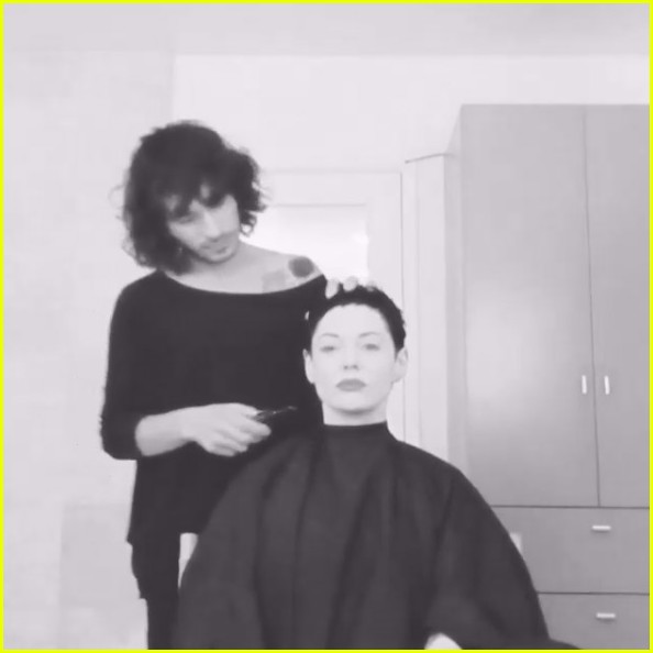 rose mcgowan shaves her head debuts new bald look 023512777