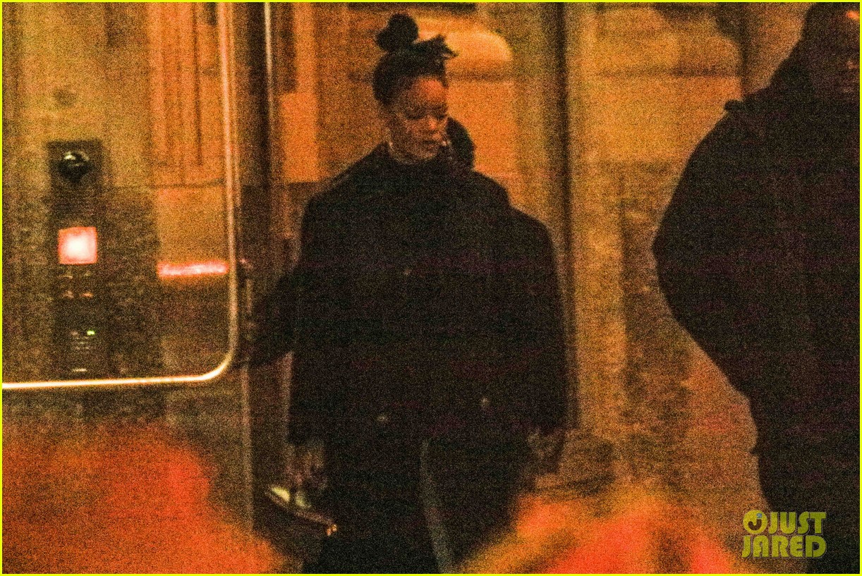 rihanna pays a visit to her favorite tattoo parlor 073516656