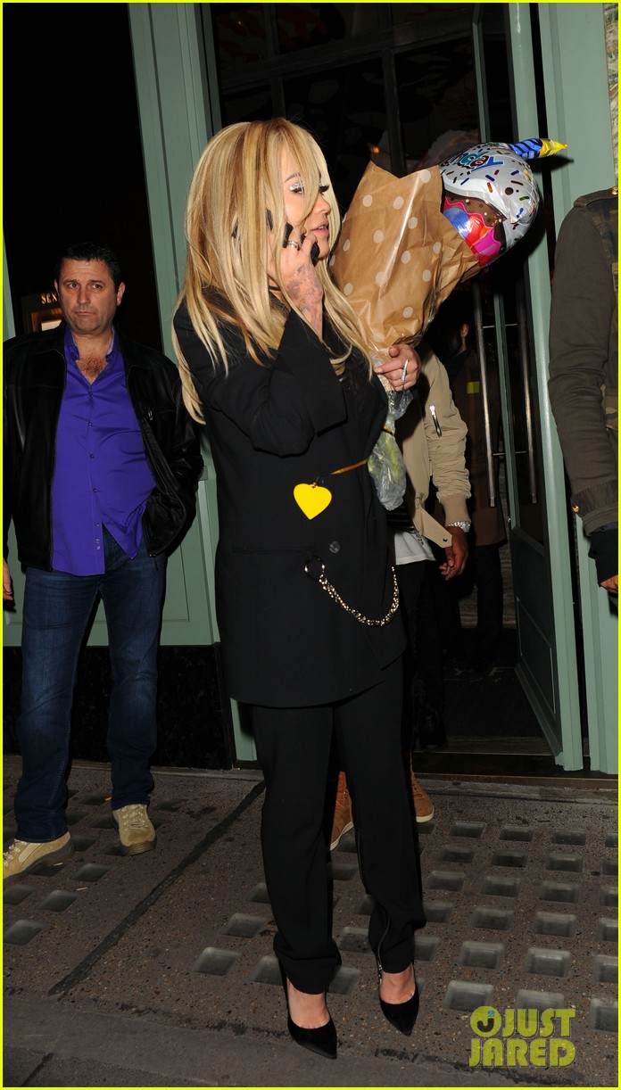 rita ora enjoys her birthday with friends and family 11