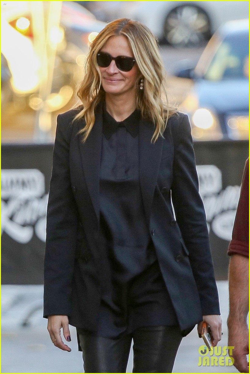 Julia Roberts Meets Nine Other Women Named 'Julia Roberts' Photo(02)