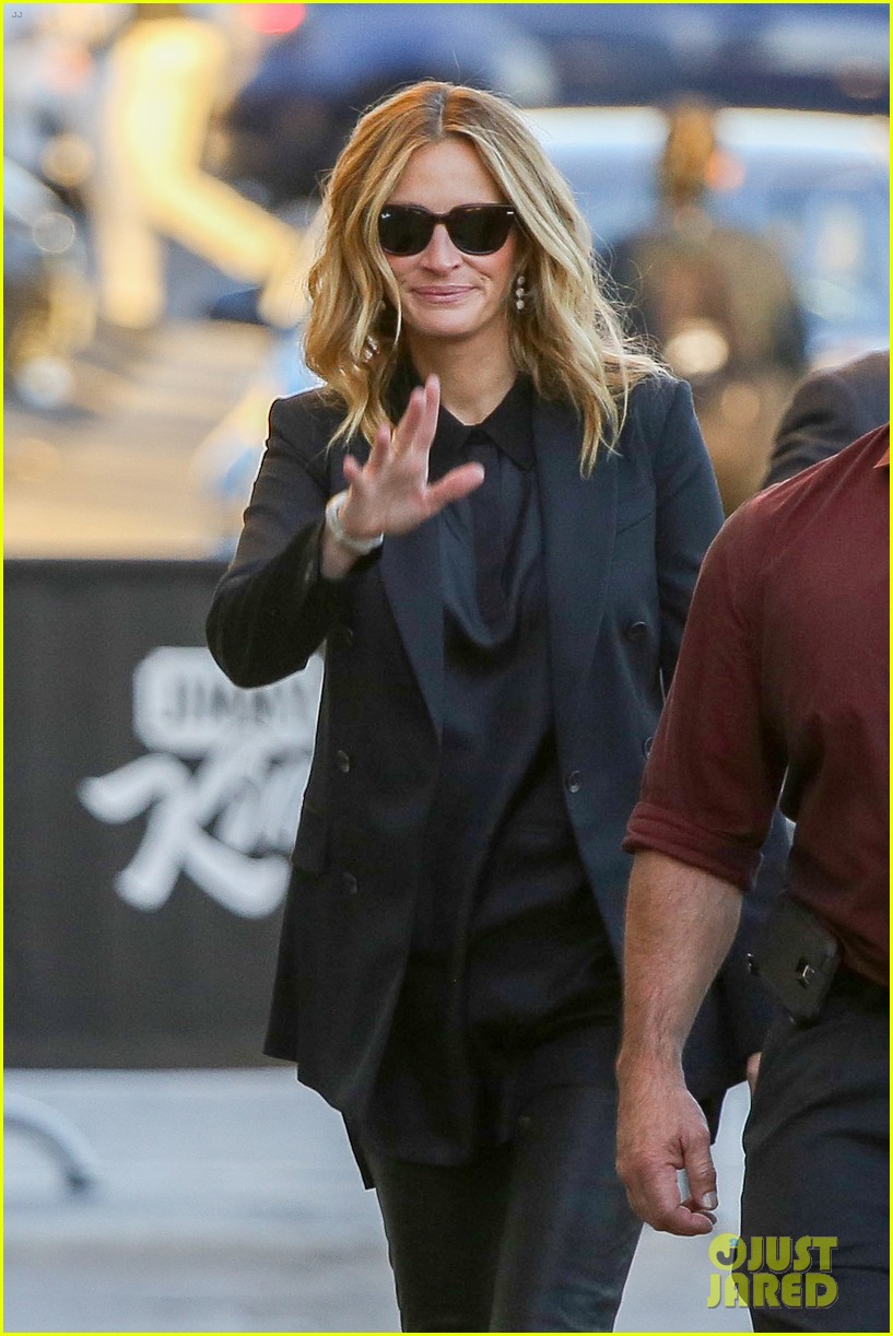 Julia Roberts Meets Nine Other Women Named 'Julia Roberts' Photo