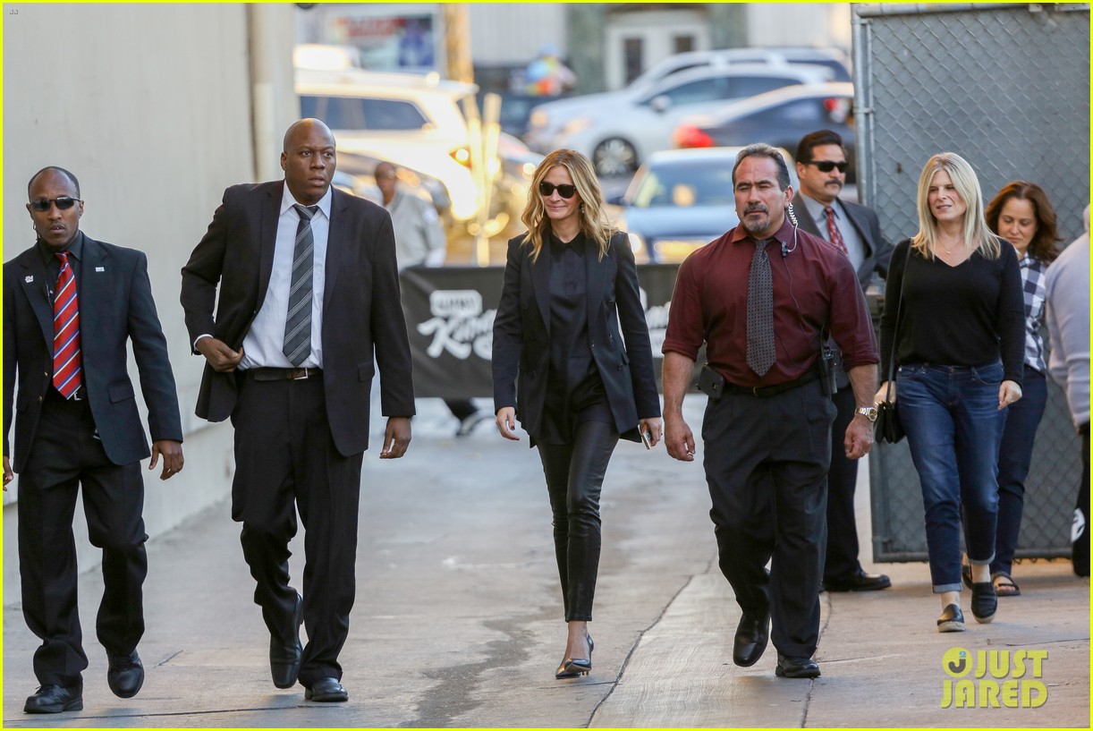 Julia Roberts Meets Nine Other Women Named 'Julia Roberts' Photo