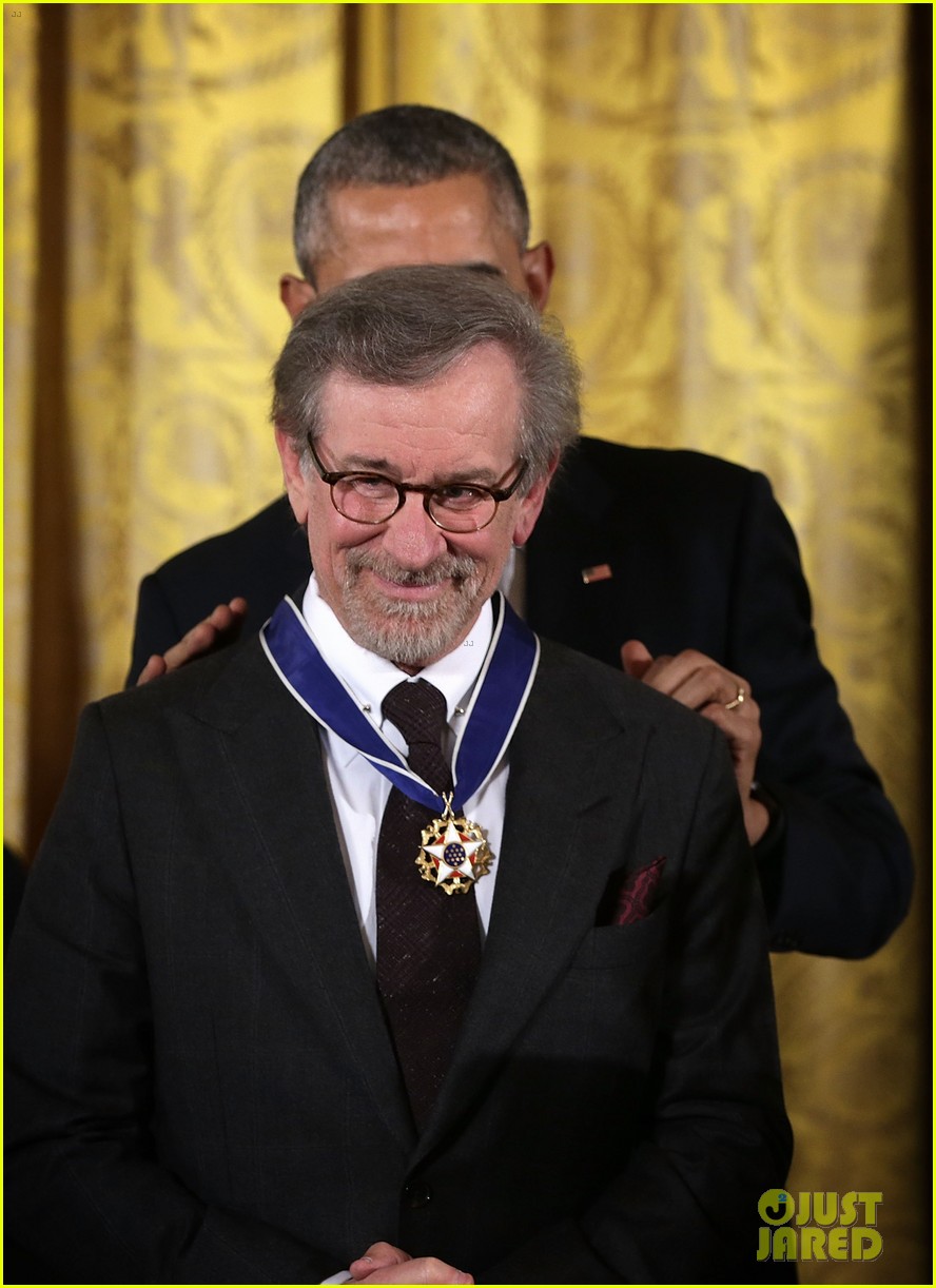 president obama awards barbra streisand steven spielberg with presidential medal 02