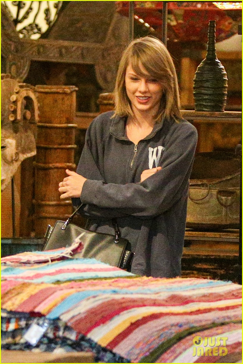 Taylor Swift Gives Selena Gomez & the 'Bad Blood' Squad Their VMAs Moon