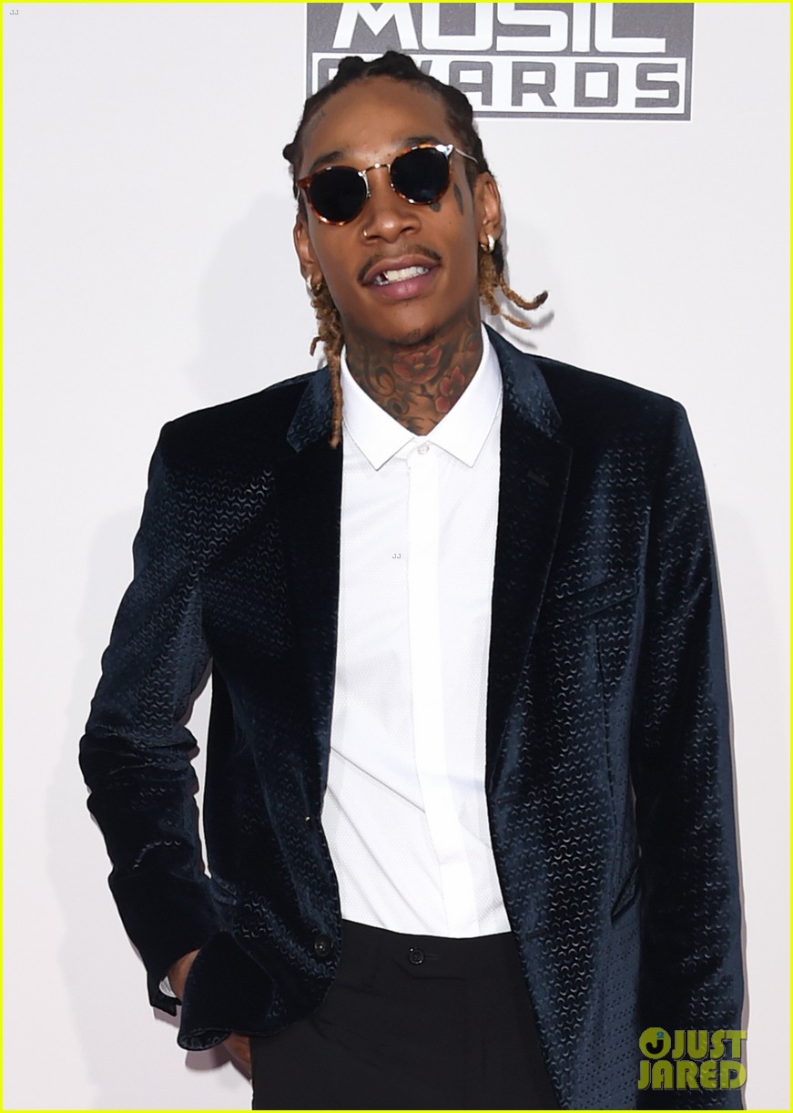 tyga walks the amas 2015 red carpet without kylie jenner 02