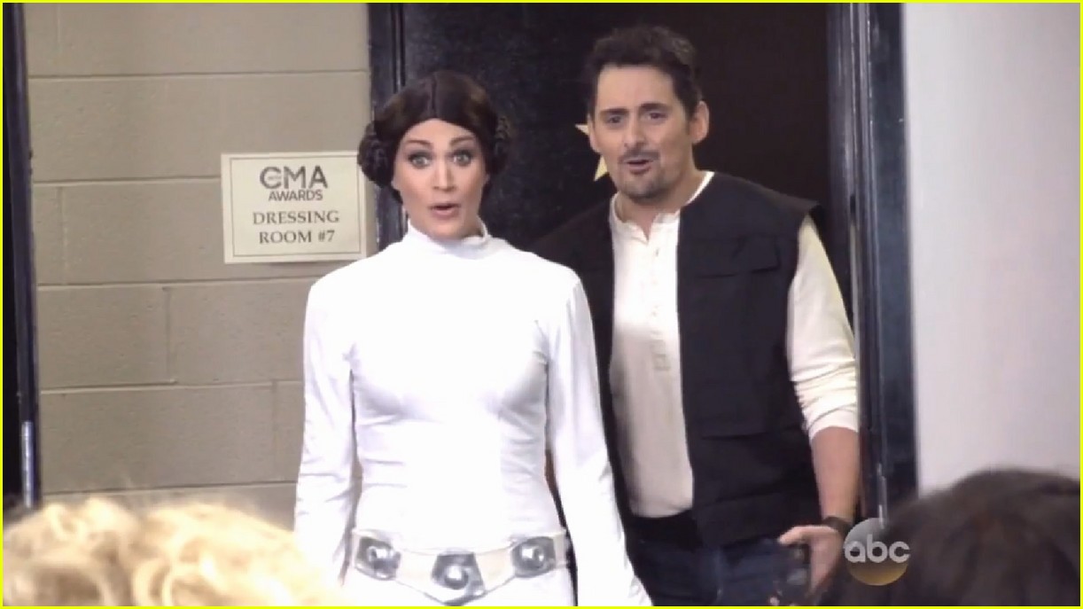 carrie underwood spoofs star wars as princess leia at cmas 013500010