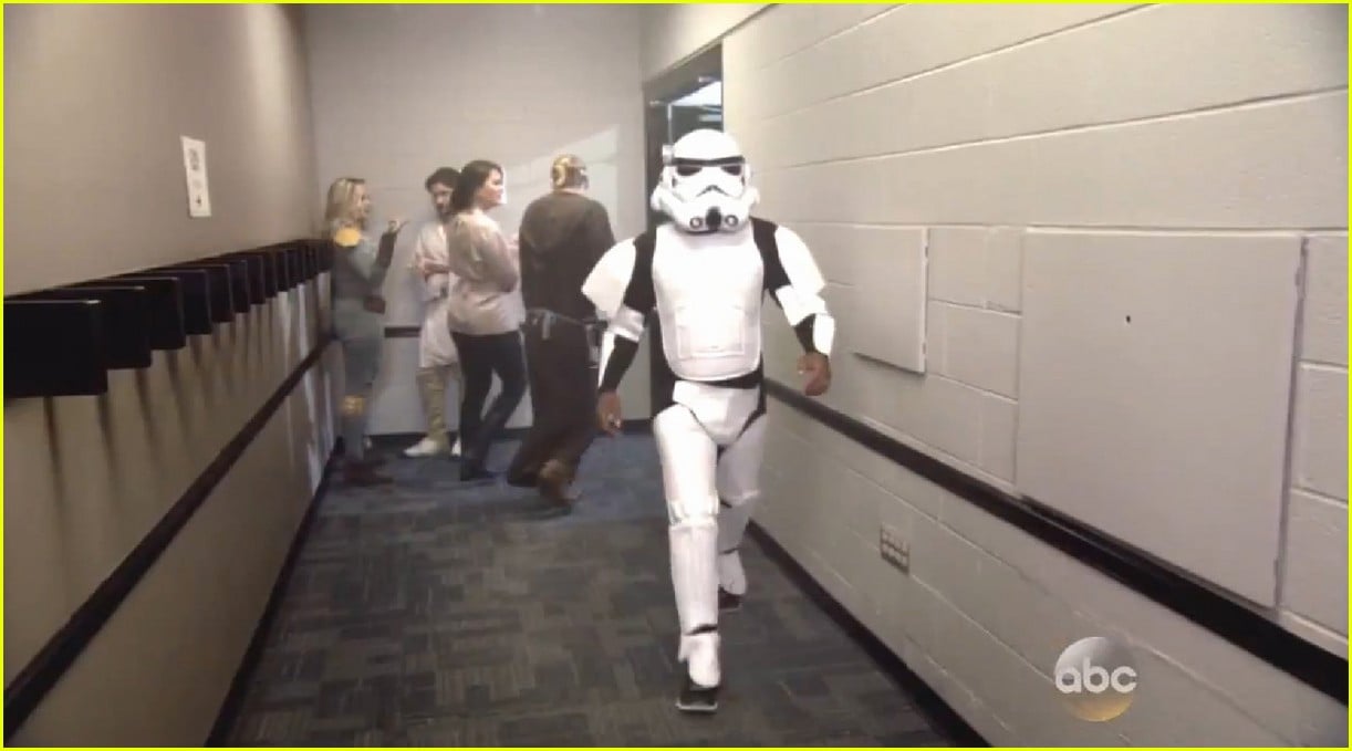 carrie underwood spoofs star wars as princess leia at cmas 093500018