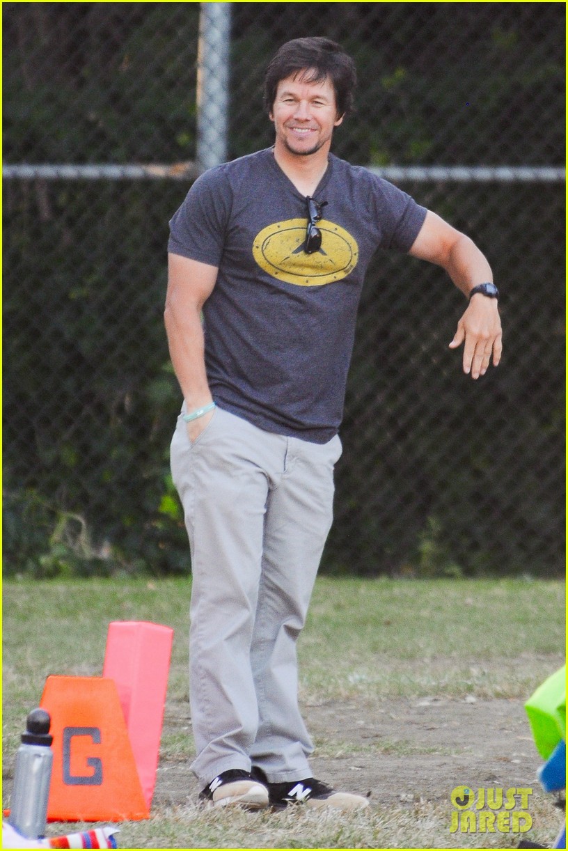 mark wahlberg cheers on his son at soccer game 153503949
