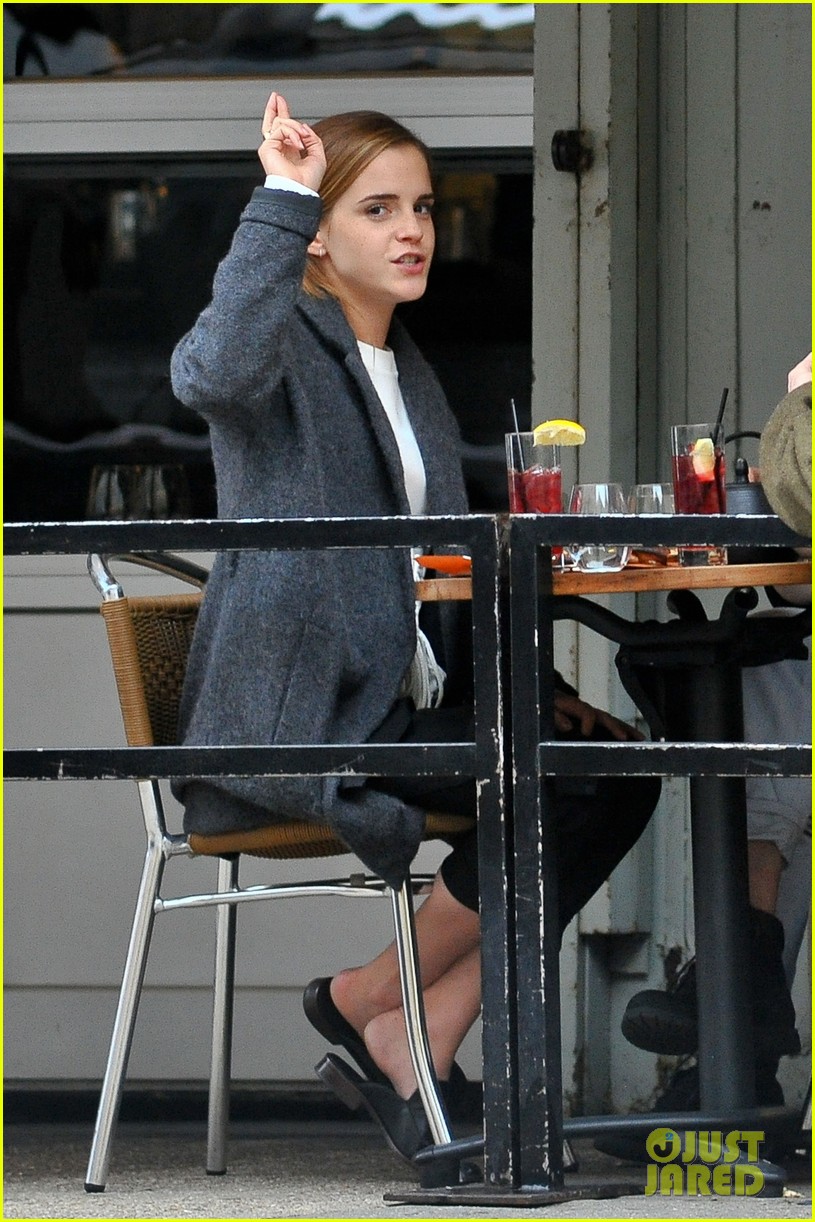 emma watson grabs a big apple lunch with two friends 04