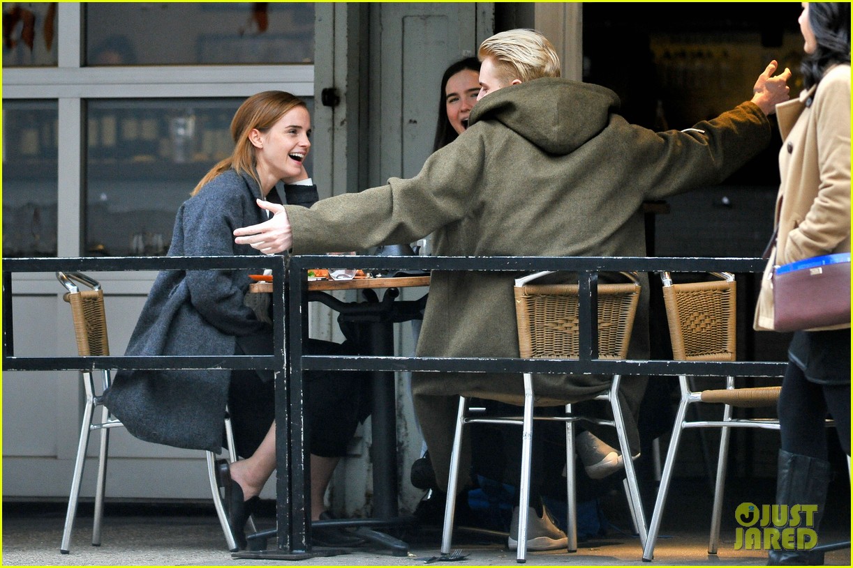 emma watson grabs a big apple lunch with two friends 053499020