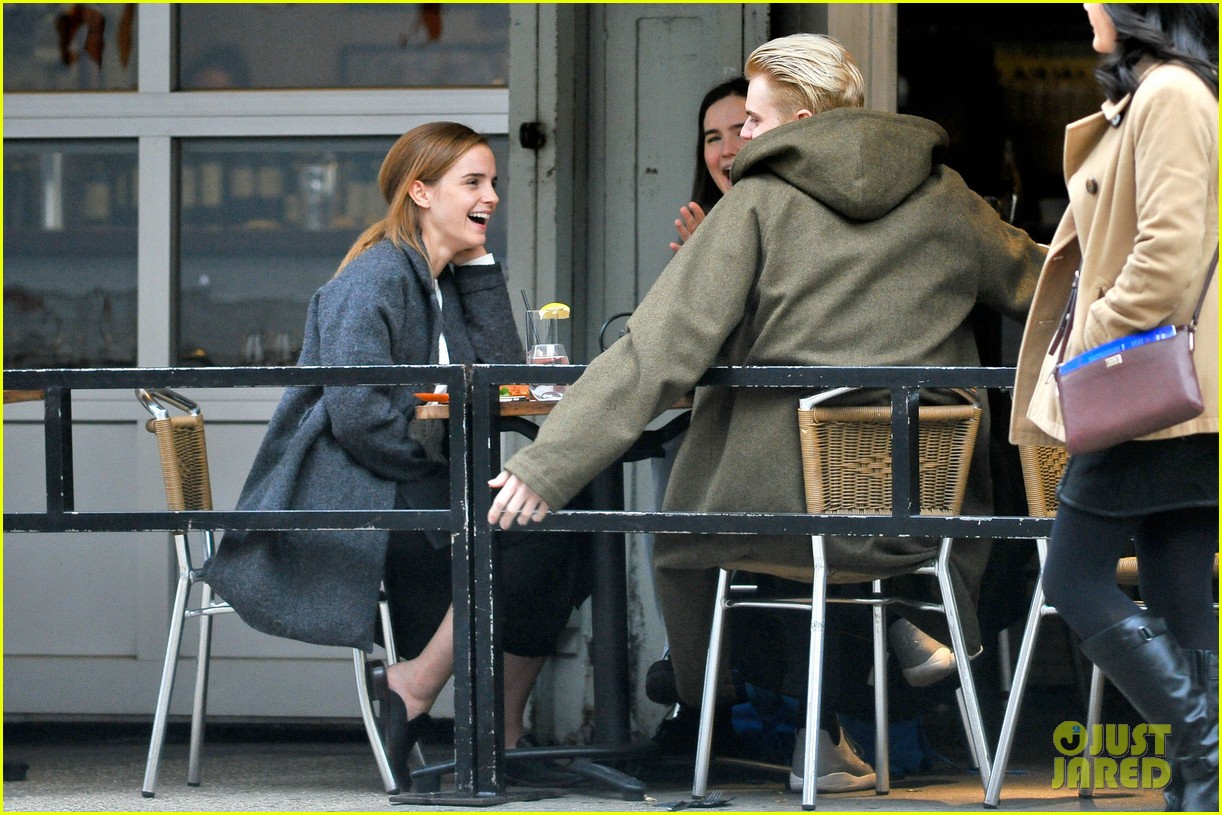 emma watson grabs a big apple lunch with two friends 103499025