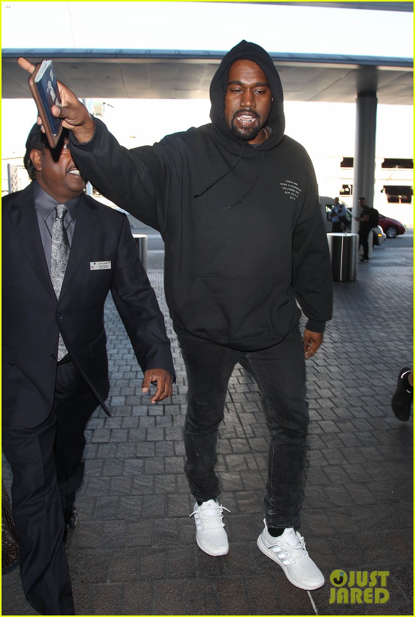 kanye west cant stop thanking the paps 203507778