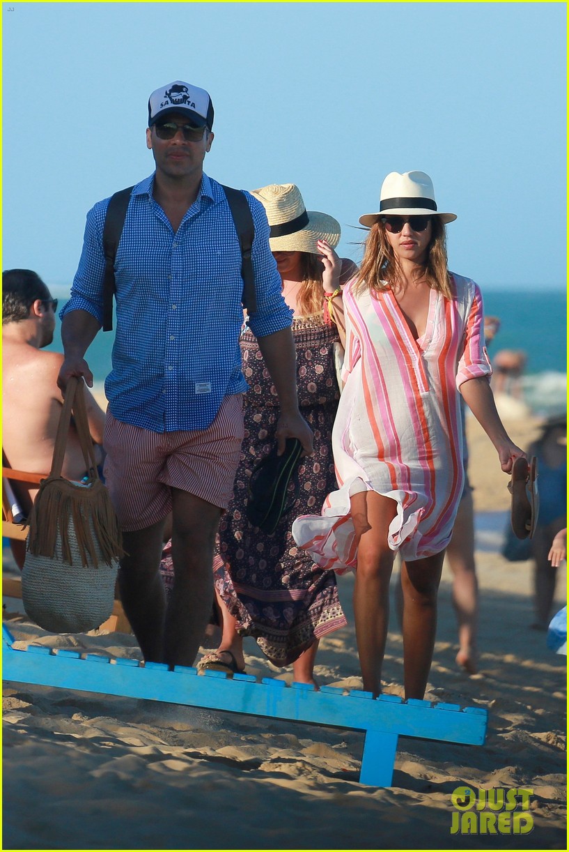 Jessica Alba Shares Holiday Plans 'I Love Everything About The Season(02)