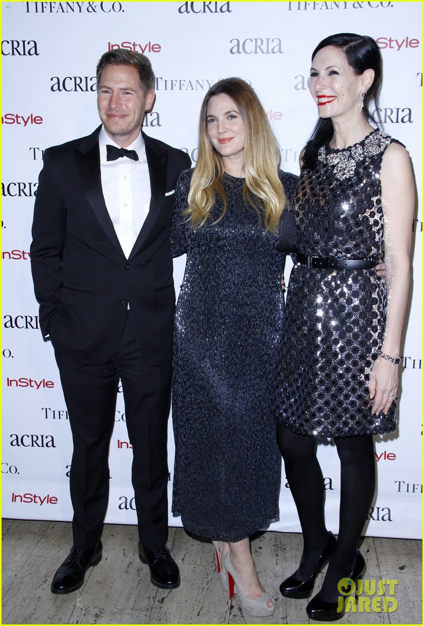 drew barrymore julianne moore get glam for acrias 20th anniversary holiday dinner 023528116