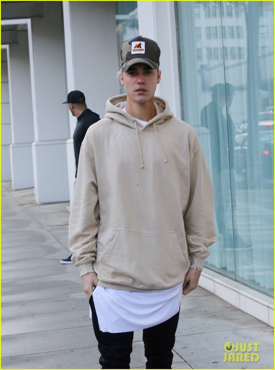 justin bieber makes fans go nuts over this instagram photo 123530407