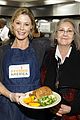 julie bowen serves up holiday meals to the homeless 01