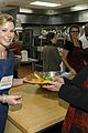 julie bowen serves up holiday meals to the homeless 02