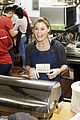 julie bowen serves up holiday meals to the homeless 03