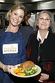 julie bowen serves up holiday meals to the homeless 04