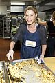 julie bowen serves up holiday meals to the homeless 05