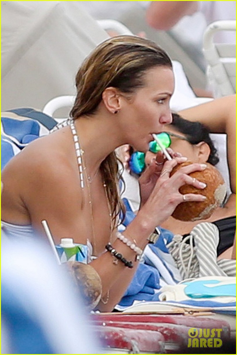 katie cassidy continues beach vacation 08
