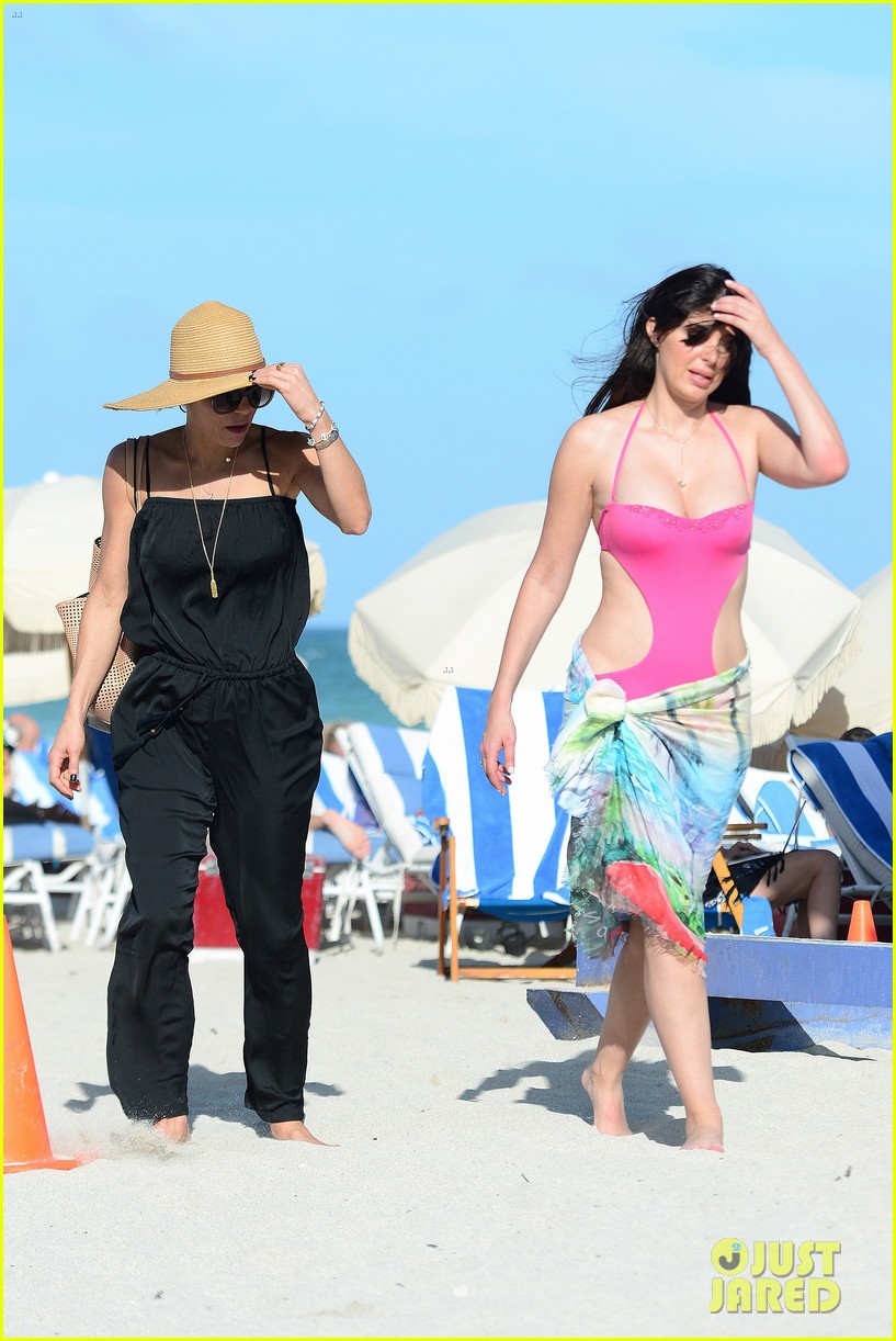 bethenny frankel has fun day at the beach with brittny gastineau 09