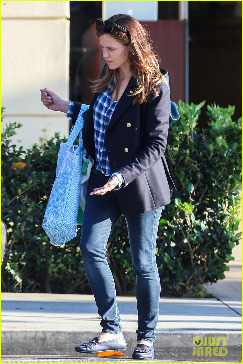 jennifer garner goes solo at baby2baby holiday party 083524542