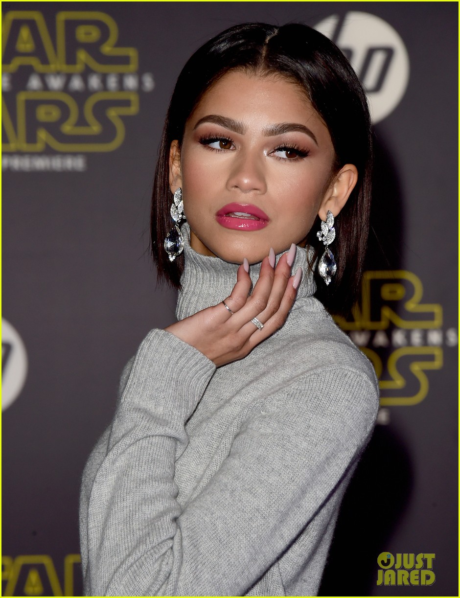 Gina Rodriguez Has a FiveYearOld Date to the 'Star Wars' Premiere Photo 3531445 Photos