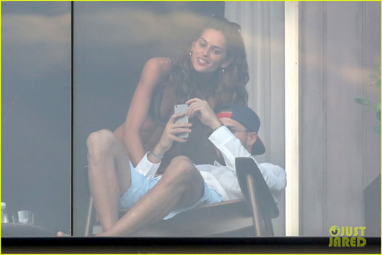victorias secret angel izabel goulart packs on the pda with kevin trapp in rio 253536429