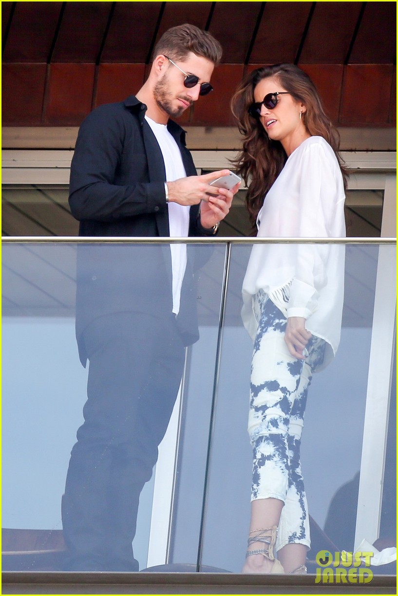 victorias secret angel izabel goulart packs on the pda with kevin trapp in rio 333536437