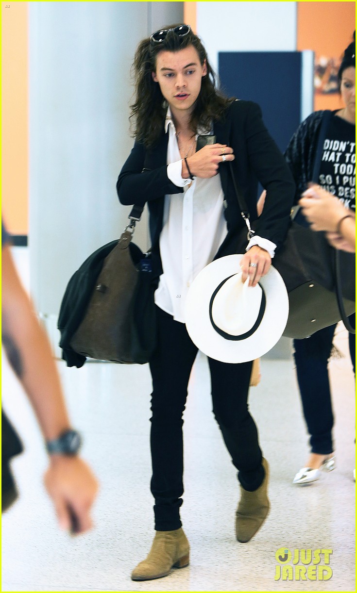 harry styles arrives miami mom anne 013538623