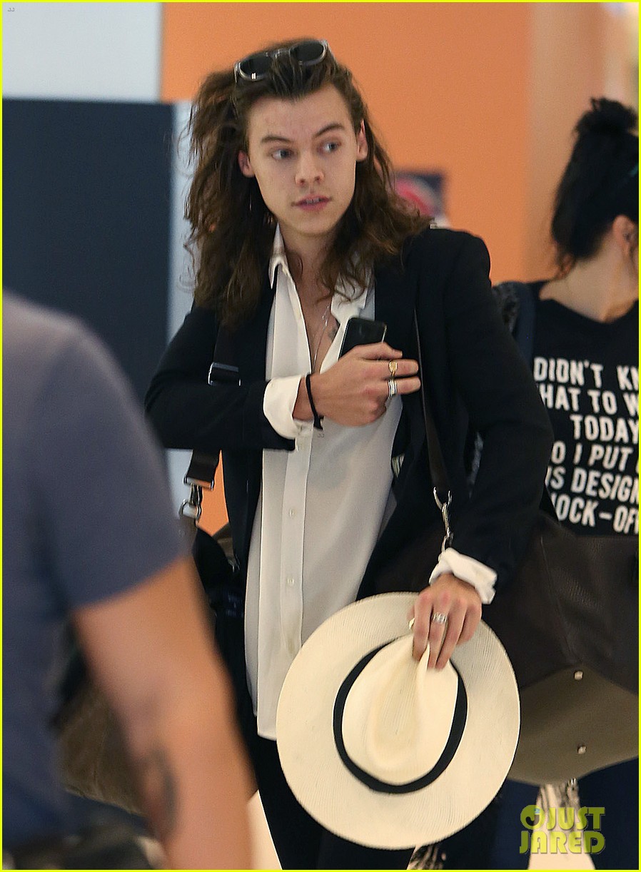 harry styles arrives miami mom anne 03