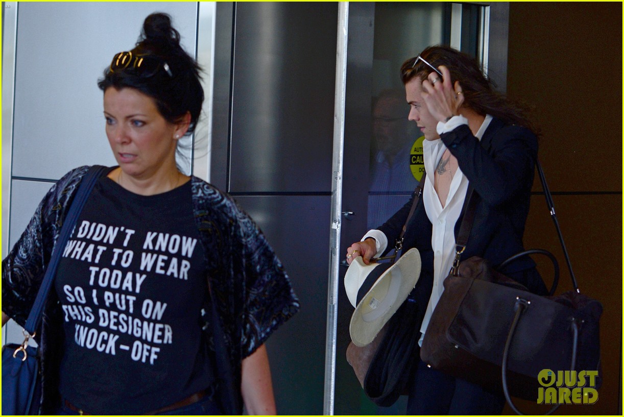 harry styles arrives miami mom anne 073538629