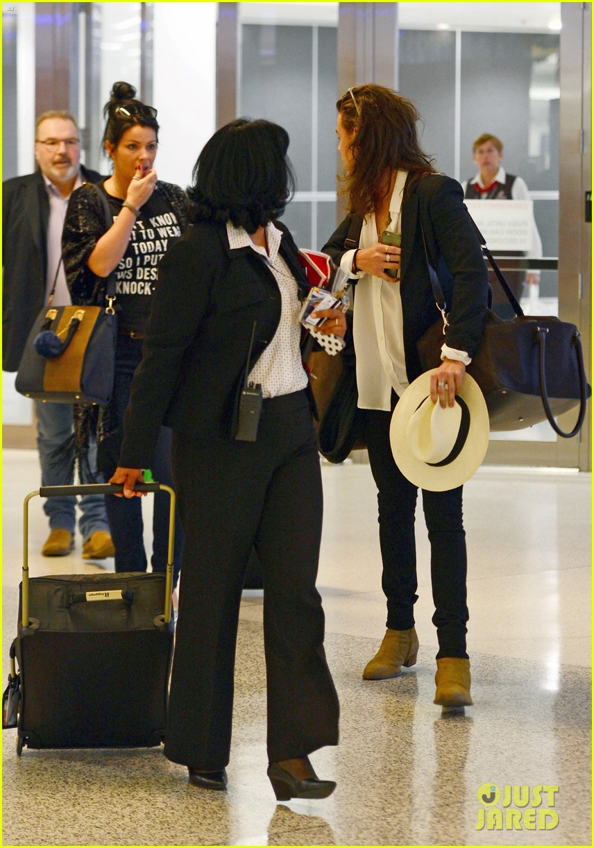 harry styles arrives miami mom anne 103538632