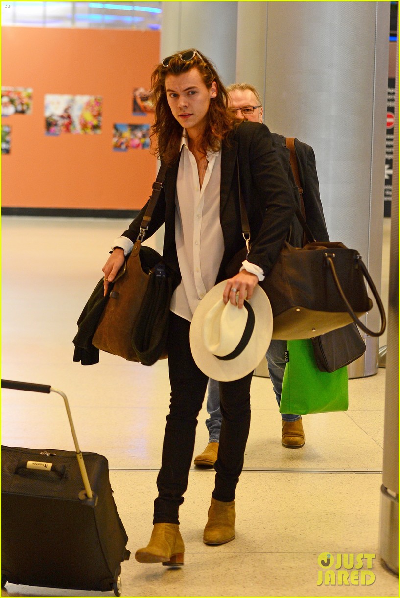 harry styles arrives miami mom anne 14