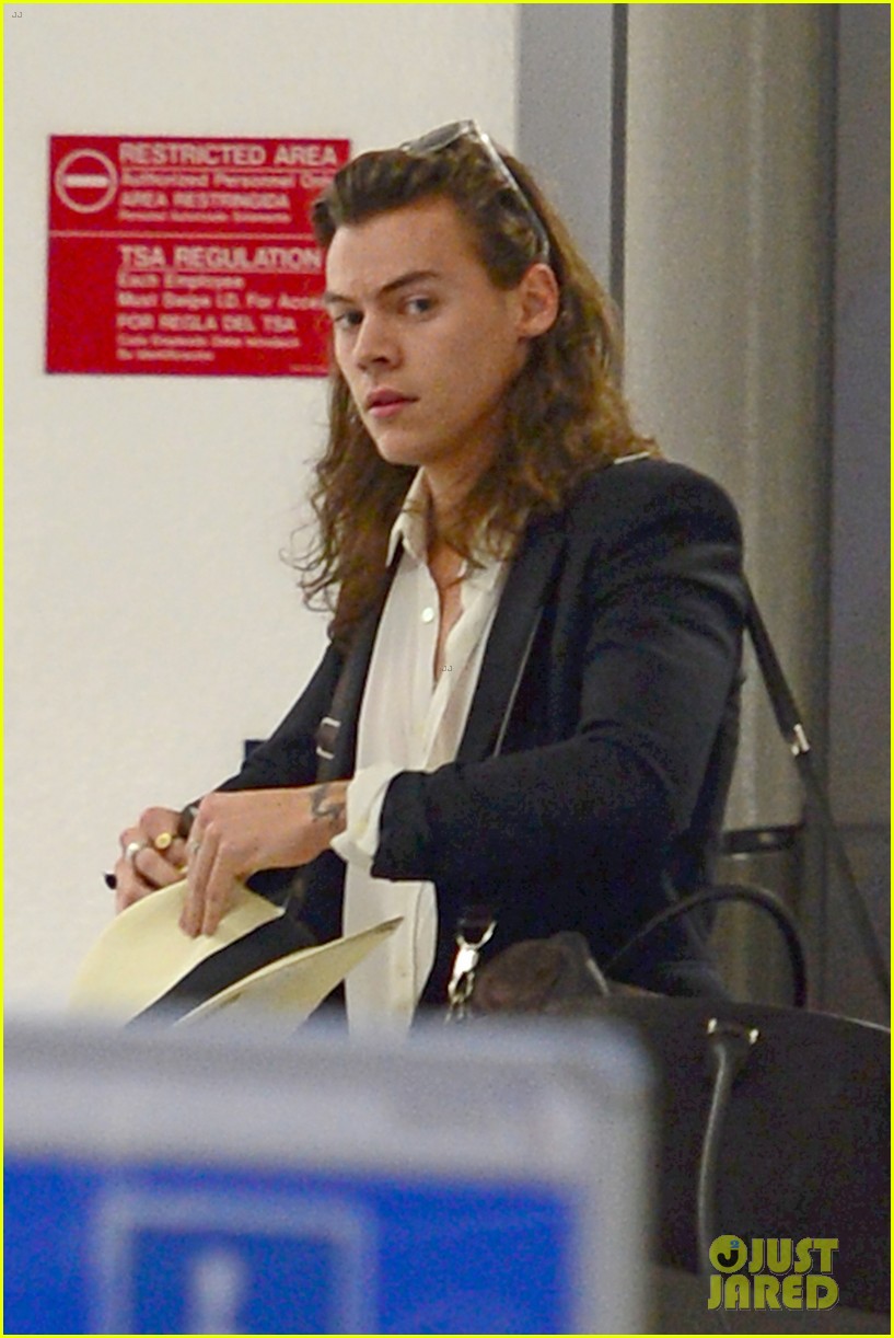 harry styles arrives miami mom anne 213538643