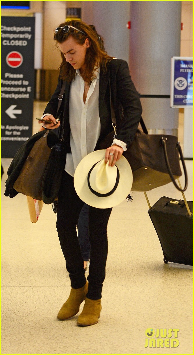 harry styles arrives miami mom anne 243538646