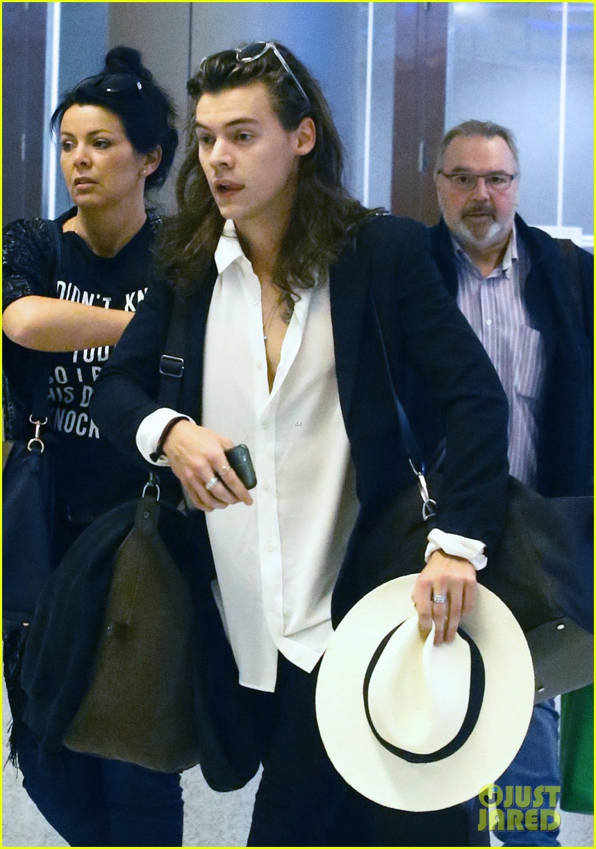 harry styles arrives miami mom anne 473538669