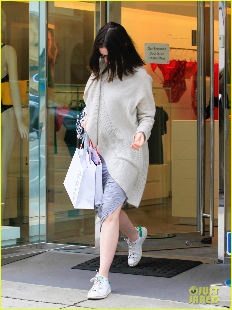 pregnant anne hathaway steps out for some holiday shopping 183536576