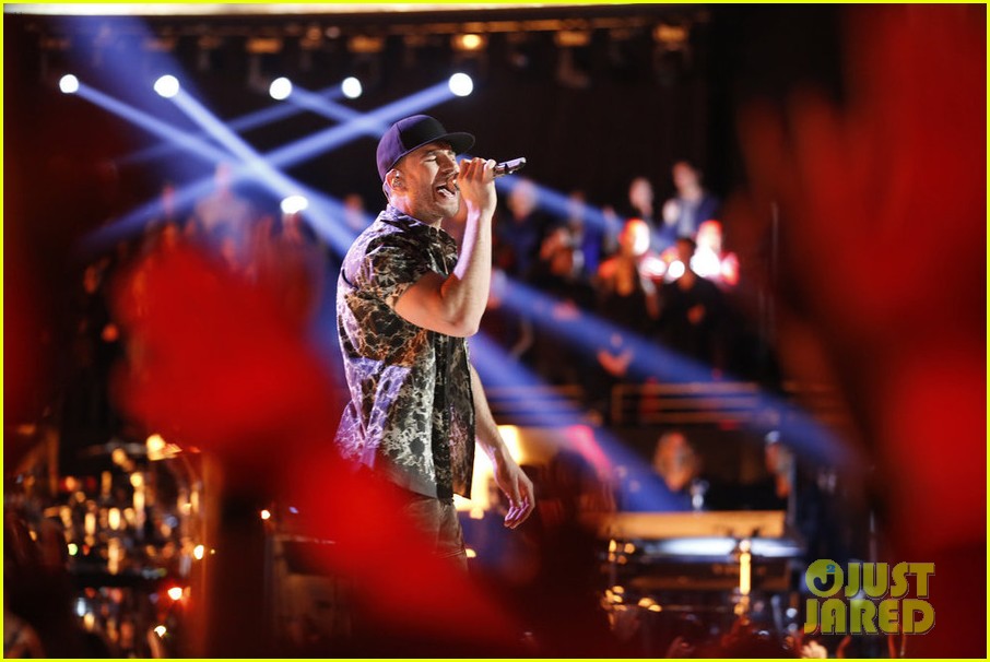 sam hunt performs on the voice finale 02