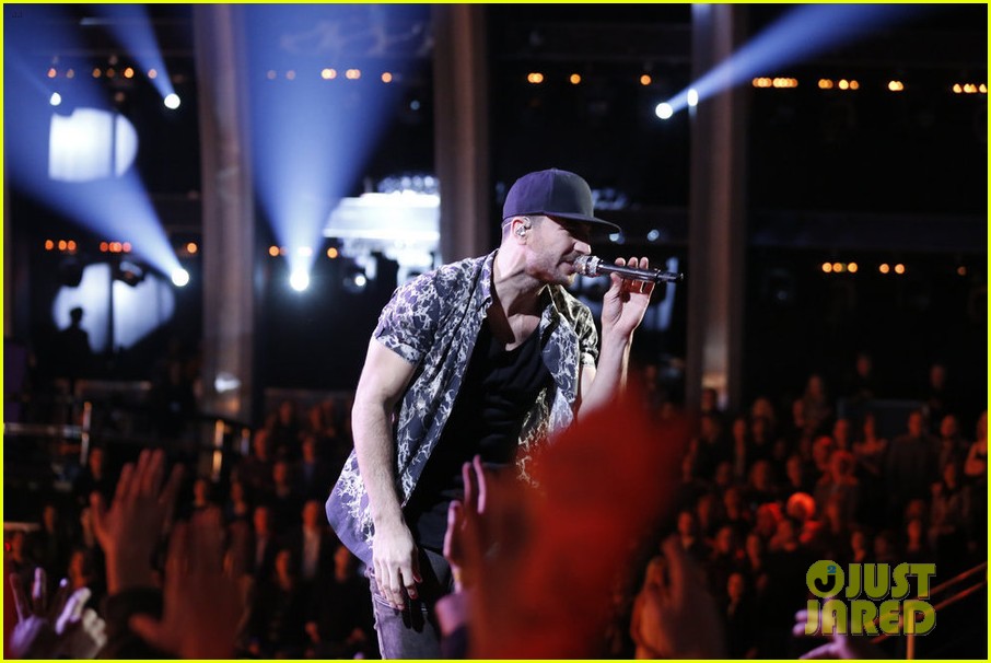 sam hunt performs on the voice finale 043531892