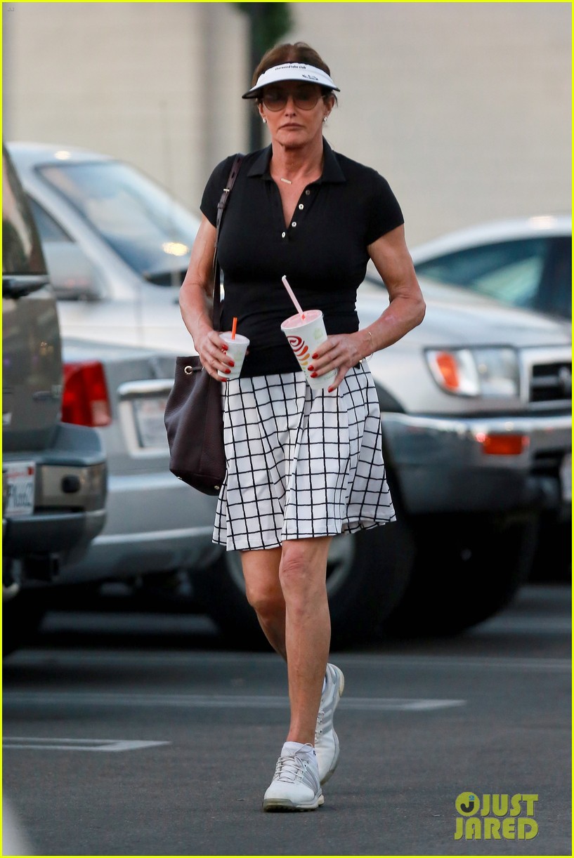 caitlyn jenner hits the golf course 013521576