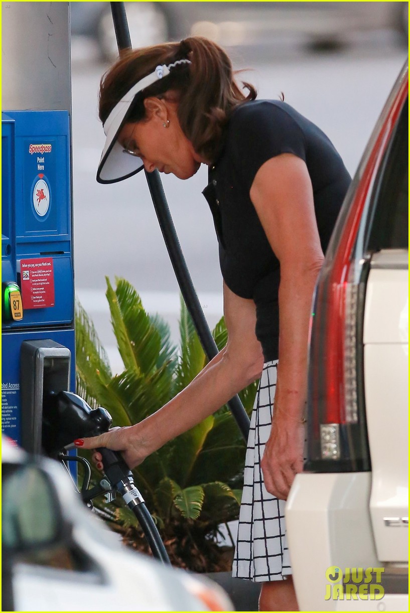 caitlyn jenner hits the golf course 30