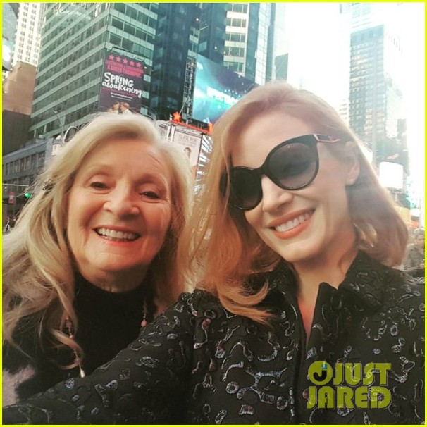 jessica chastain looks ready for christmas in new york 023536046