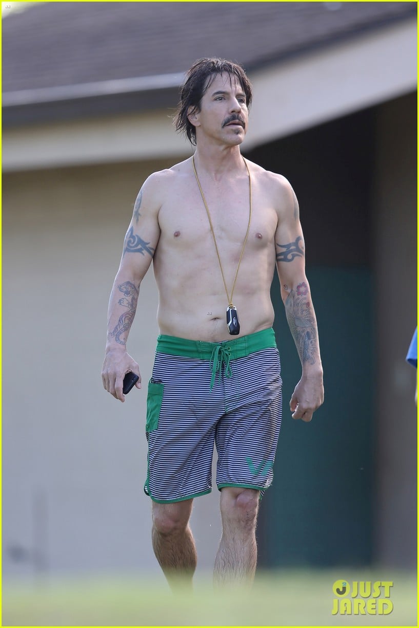 hot chili peppers anthony kiedis goes shirtless in hawaii 04