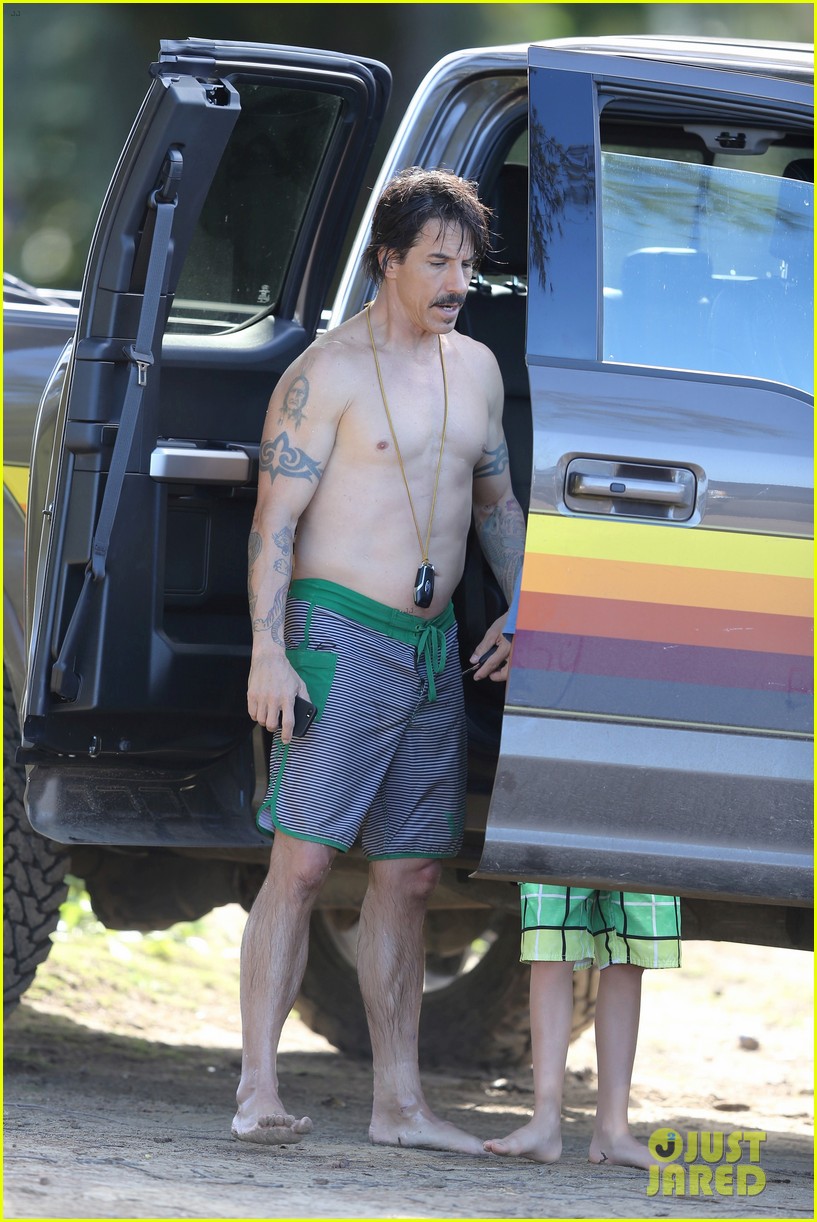 hot chili peppers anthony kiedis goes shirtless in hawaii 07
