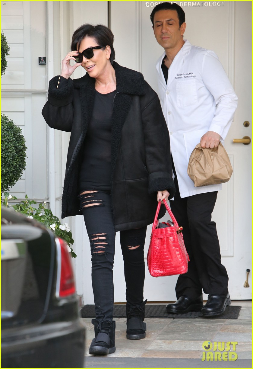 Kim Kardashian Celebrates 55 Million Instagram Followers with Her Own(01)