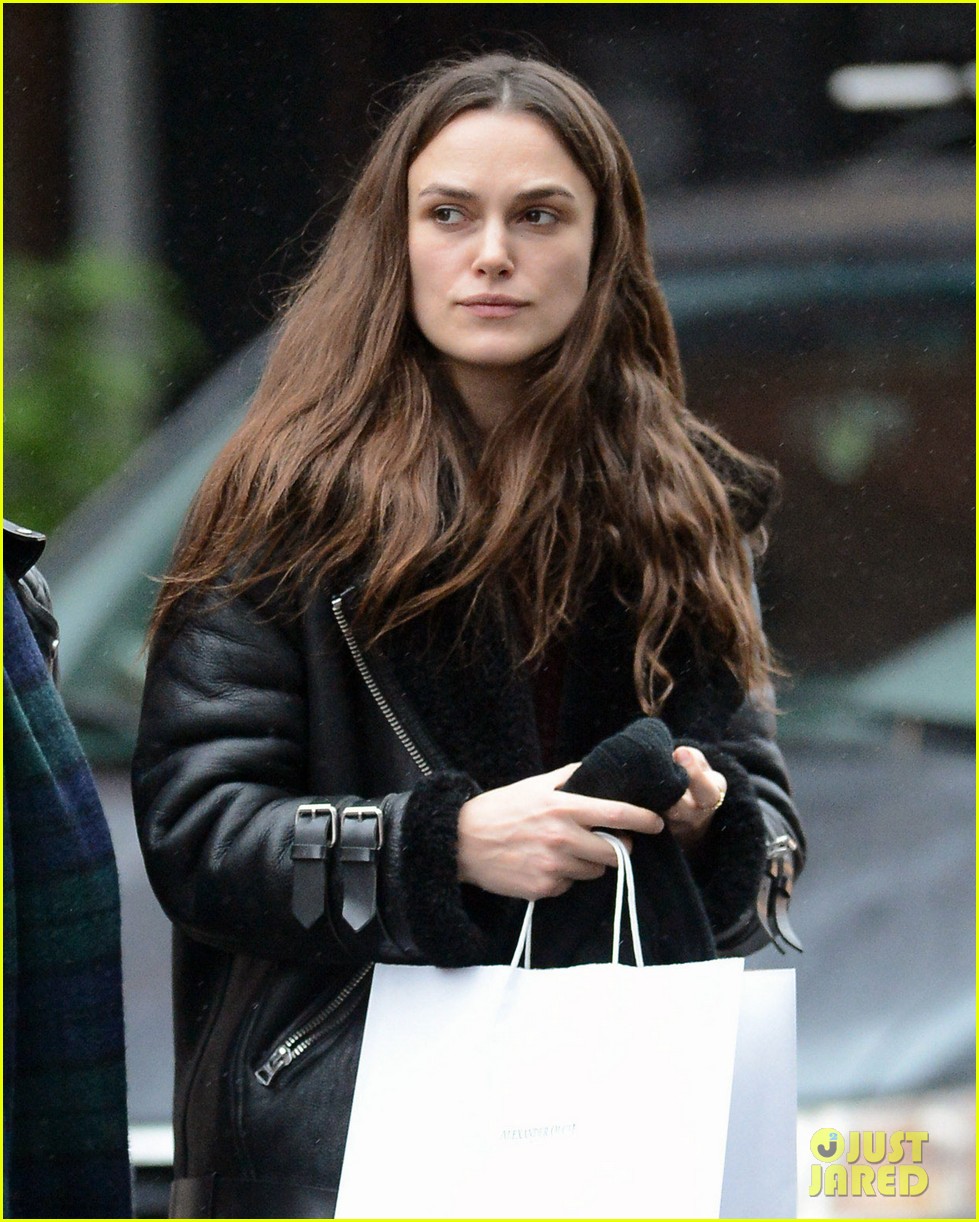keira knightley goes christmas shopping in nyc with her mom 023537684